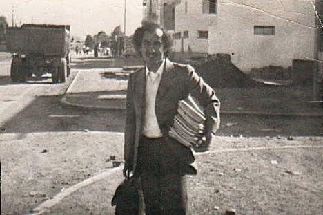 إدريس في طريقه إلى ثانوية الكندي بالفقيه بن صالح ومعه كراريس التلاميذ بعد تصحيحها سنة 1974.
