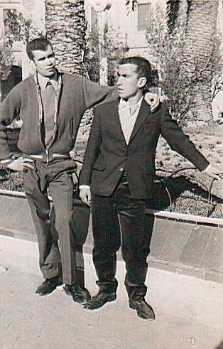 مع الصديق محمد شاطو قبل هجرته إلى أوروبا، المناسبة عيد الأضحى لسنة 1386 الموافق ل 26 مارس 1967، بساحة مولاي المهدي بتطوان