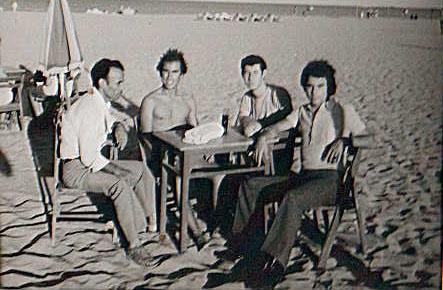 في مرتيل ،من اليمين : بوطاهر ،الدكتور أحمد اليطفتي ،إدريس ، عثمان . بتاريخ 27- 9- 71 ،قبيل سفري من تطوان إلى الفقيه بن صالح حيث عينوني أستاذا السلك الإعدادي.