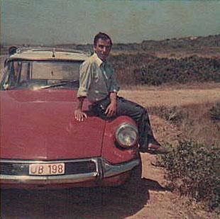 إدريس فوق سيارة صديق طفولته محمد الورياغلي الذي هاجر إلى أوروبا وعاد في عطلة الصيف بالسيارة، وإدريس قد حصل على الباكالوريا ولم يحسم بعد اختياره   غشت 1969، أول عهد إدريس بالصور الملونة