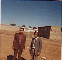 مع الصديق محمد الدبدي ويبدو خلفهما الملعب البلدي بالفقيه بن صالح   20 مارس 1975