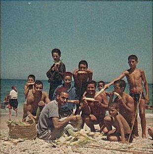 في المضيق إدريس يأكل الذرة   الثاني من اليمين  غشت 1967