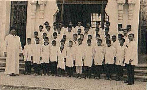 إدريس مع تلاميذ قسمه في المتوسط الثاني في مدرسة سيدي المنظري بتطوان رفقة المعلم رشيد الريسوني والمدير محمد الصنهاجي، أما التلاميذ من أعلى اليمين يتذكر أسماء 1/1 القيرواني 7/1  العبدلاوي 8/1 الكبداني 1/2 الفتوح 1/3 الخطابي 2/3 البوفراحي 3/3 إدريس 4/3 حسن بن زيان 8/3 الخمليشي 10/3 الحسين الدبلاني 11/3 أمزيان 7/4 الحضري 8/4 المرابط 9/4 مرسيا 10/4 النتيفي 11/4 السراج.عولجت الصورة في استوديو اللبوع