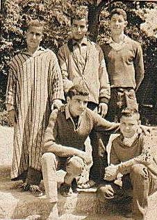 من اليمين وقوفا الدكتور ومحمد الورياغلي وإدريس، وجلوسا محمد وإبن خالة أحمد مسعود، وكلهم أبناء الحي يحتفلون بعيد الأضحى 1385   1965