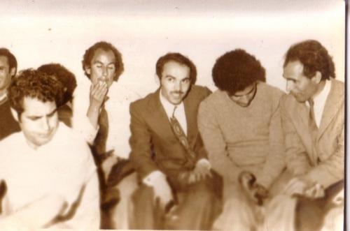 من اليمين الأساتذه الأموي ـ محمد العمري ـ محمد الدبدي ـ إدريس ـ ؟ ـ عبد الله المصدق ويتقدمهم رديد، المناسبة حفل عقيقة أقامه الحارس العام صالح البحيري لأحد أبنائه   6 ماي 1975