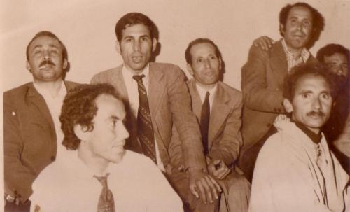 من اليمين : المخنتر ـ الحمري ـ معين ـ العدسي ـ فوزي، يتقدمهم الفكاك وإدريس، المناسبة حفل عقيقة أقامه صالح البحيري لأحد أبنائه   06 ماي 1975