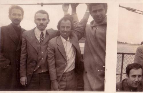 من اليمين الحسيني ـ إدريس ـ الدبدي ـ الفكاك، في رحلة من الفقيه بن صالح إلى سد بين الويدان، وعلى يمين الصورة أستاذ من أوربا الشرقية   27 أبريل 1975