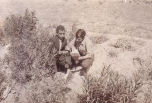 إدريس على اليسار مع صديق الطفولة محمد الراضي سنة 1968 في ضواحي تطوان والذي هاجر إلى أوروبا ولم يتسن لإدريس أن يلتقي به، بلغه أنه أصبح شخصية إجتماعية في لندن
